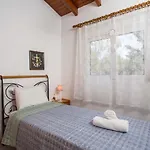 Vicki's House 2-bedroom With Yard And Garden Semesterbostad