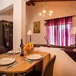 Semesterbostad Vicki's House 2-bedroom With Yard And Garden Ialysos (Rhodes)