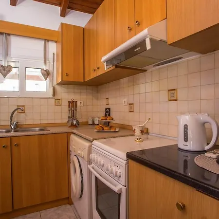 Vicki's House 2-bedroom With Yard And Garden * Ialisos