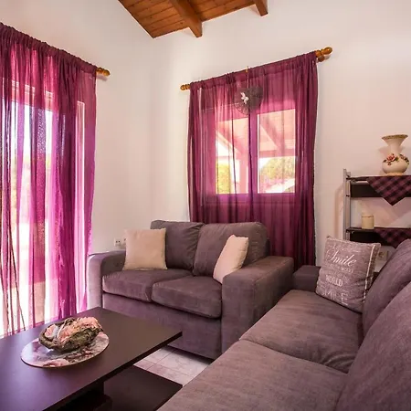 Vicki's House 2-bedroom With Yard And Garden Nyaraló