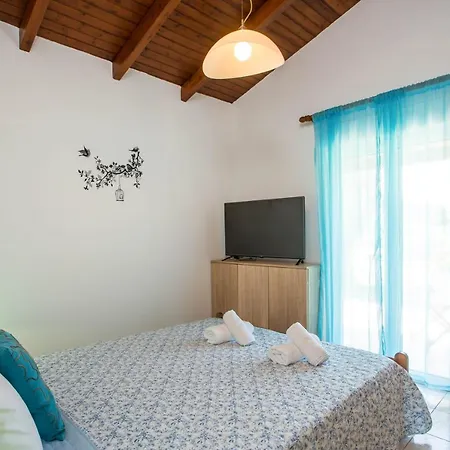 Vicki's House 2-bedroom With Yard And Garden Ialisos