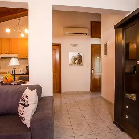 Vicki's House 2-bedroom With Yard And Garden Ialisos