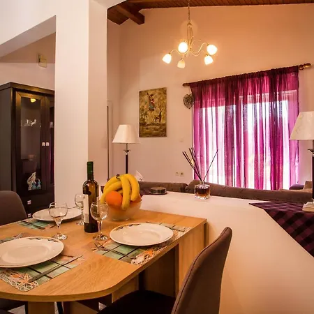 Сasa de vacaciones Vicki's House 2-bedroom With Yard And Garden Ialisos