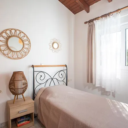 Semesterbostad Vicki's House 2-bedroom With Yard And Garden Ialysos (Rhodes)