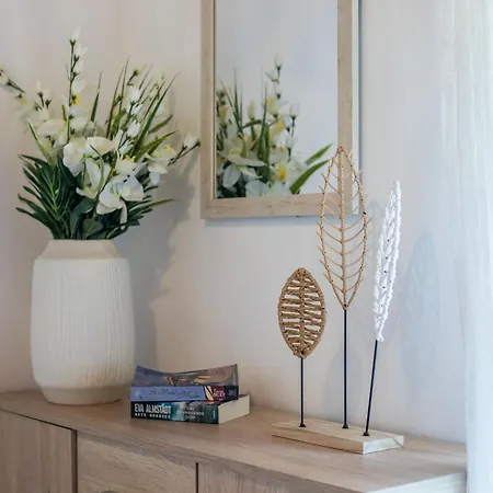 Vicki's House 2-bedroom With Yard And Garden بيت للعطل