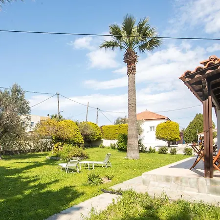 Vicki's House 2-bedroom With Yard And Garden بيت للعطل إياليسوس
