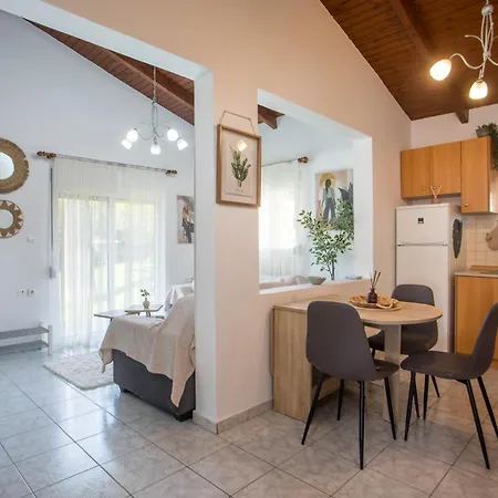 Vicki's House 2-bedroom With Yard And Garden بيت للعطل