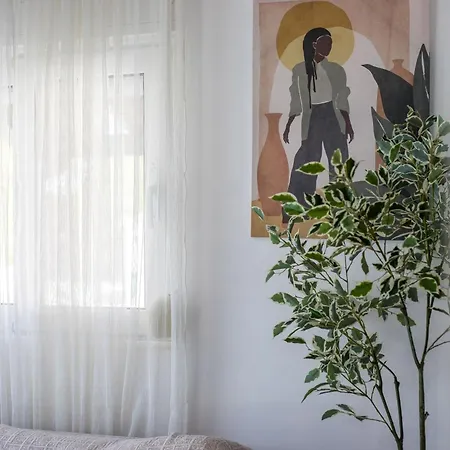 Vicki's House 2-bedroom With Yard And Garden بيت للعطل