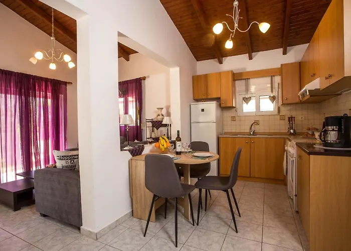 Vicki's House 2-bedroom With Yard And Garden بيت للعطل