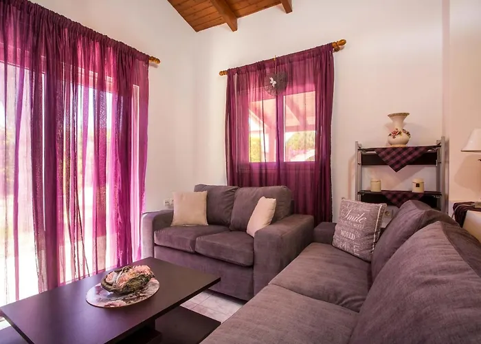 Vicki's House 2-bedroom With Yard And Garden Tatil Evi