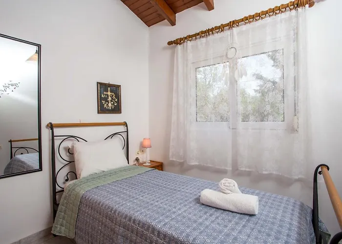 Vicki's House 2-bedroom With Yard And Garden بيت للعطل